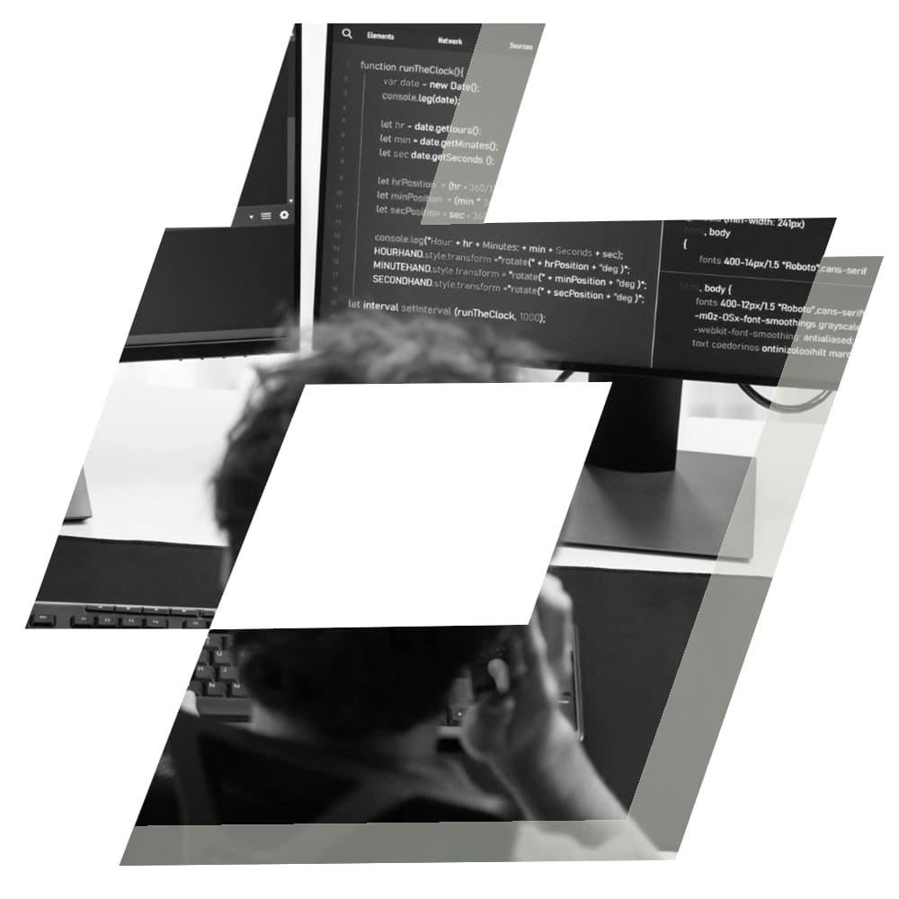 Entwicklerin arbeitet am Laptop – Symbolbild für moderne Webentwicklung